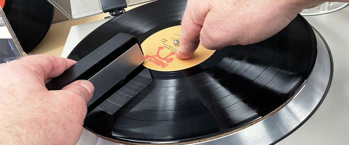 concise guide on how to properly clean vinyl records
